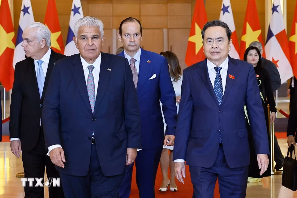 Chủ tịch Quốc hội Trần Thanh Mẫn và Tổng thống Cộng hòa Panama José Raúl Mulino. (Ảnh: Doãn Tấn/TTXVN)