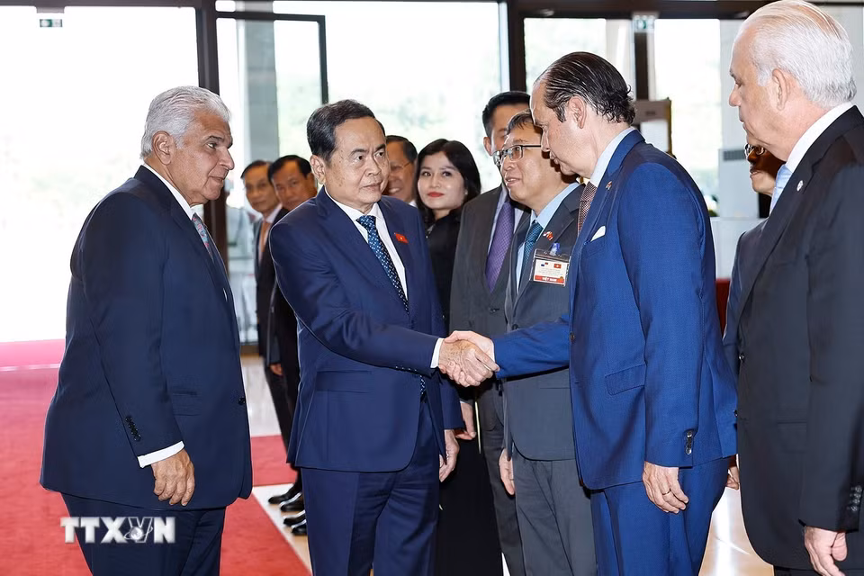 Chủ tịch Quốc hội Trần Thanh Mẫn và Tổng thống Cộng hòa Panama José Raúl Mulino với đoàn đại biểu Cộng hòa Panama. (Ảnh: Doãn Tấn/TTXVN)