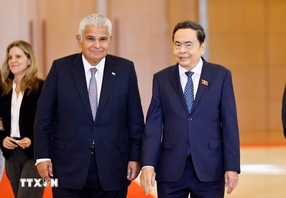 Chủ tịch Quốc hội Trần Thanh Mẫn và Tổng thống Cộng hòa Panama José Raúl Mulino. (Ảnh: Doãn Tấn/TTXVN)