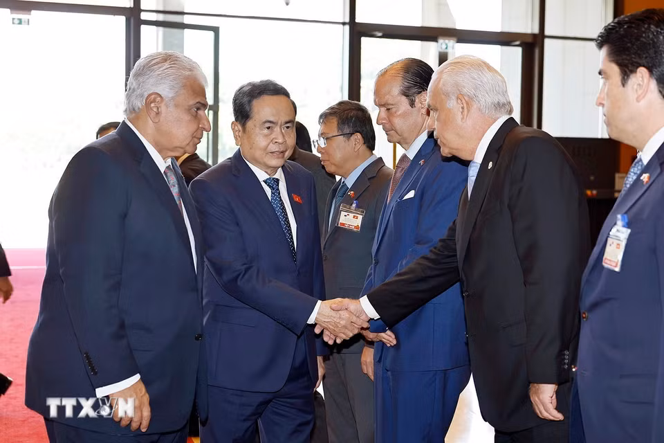 Chủ tịch Quốc hội Trần Thanh Mẫn và Tổng thống Cộng hòa Panama José Raúl Mulino với đoàn đại biểu Cộng hòa Panama. (Ảnh: Doãn Tấn/TTXVN)