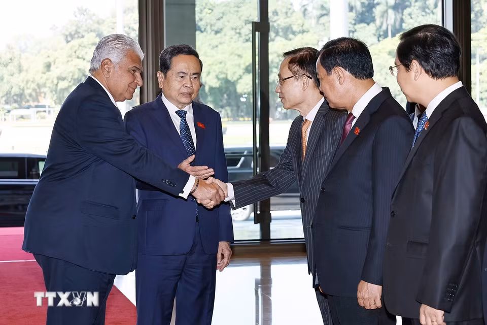 Chủ tịch Quốc hội Trần Thanh Mẫn giới thiệu thành viên đoàn đại biểu Việt Nam đón Tổng thống Cộng hòa Panama José Raúl Mulino. (Ảnh: Doãn Tấn/TTXVN)
