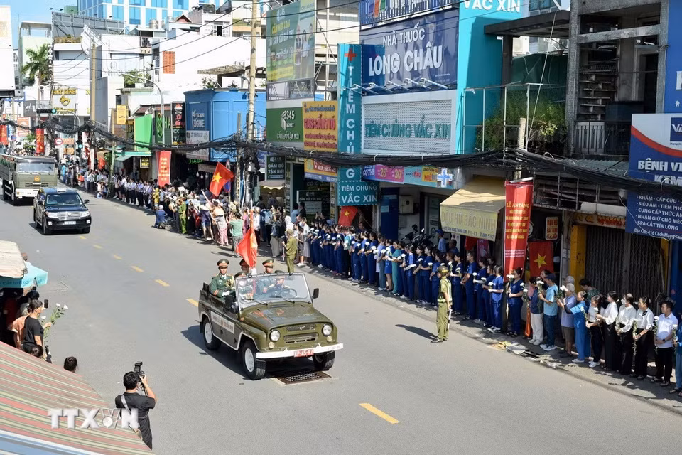 Đông đảo các tầng lớp nhân dân Thành phố Hồ Chí Minh đứng dọc hai bên đường tưởng nhớ, tri ân các Anh hùng liệt sỹ khi đoàn xe đưa hài cốt về an táng tại Nghĩa trang Liệt sỹ Thành phố. (Ảnh: Đinh Hằng/TTXVN)