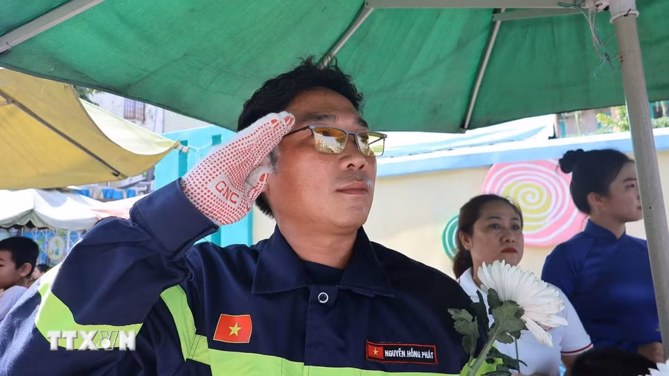 Đông đảo các tầng lớp nhân dân Thành phố Hồ Chí Minh đứng dọc hai bên đường tưởng nhớ, tri ân các Anh hùng liệt sỹ khi đoàn xe đưa hài cốt về an táng tại Nghĩa trang Liệt sỹ Thành phố. (Ảnh: Đinh Hằng/TTXVN)