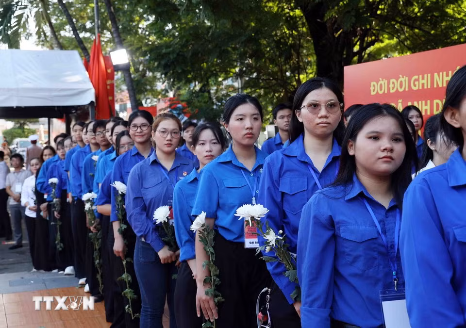 Đại diện thế hệ trẻ Thành phố dự lễ viếng, truy điệu và an táng hài cốt liệt sỹ được tìm kiếm, quy tập tại công viên Lê Thị Riêng. (Ảnh: Xuân Khu/TTXVN)