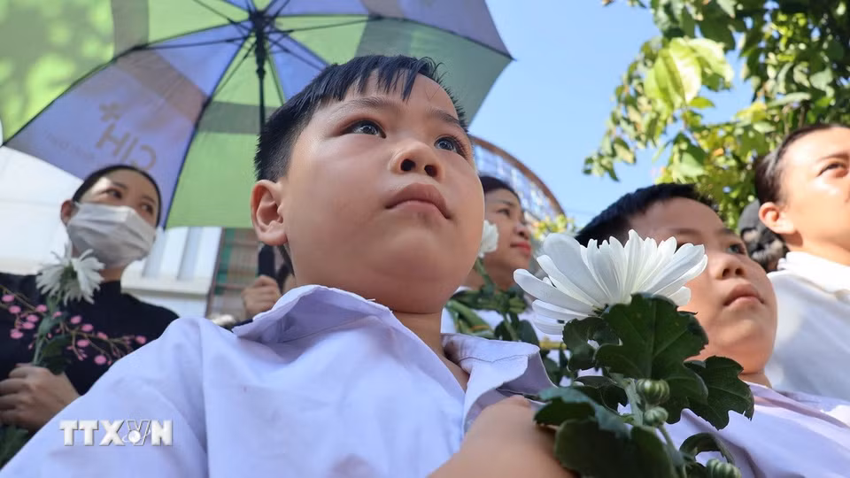 Đông đảo các tầng lớp nhân dân Thành phố Hồ Chí Minh đứng dọc hai bên đường tưởng nhớ, tri ân các Anh hùng liệt sỹ khi đoàn xe đưa hài cốt về an táng tại Nghĩa trang Liệt sỹ Thành phố. (Ảnh: Đinh Hằng/TTXVN)