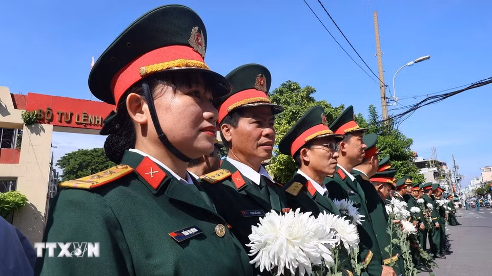 Đông đảo các tầng lớp nhân dân Thành phố Hồ Chí Minh đứng dọc hai bên đường tưởng nhớ, tri ân các Anh hùng liệt sỹ khi đoàn xe đưa hài cốt về an táng tại Nghĩa trang Liệt sỹ Thành phố. (Ảnh: Đinh Hằng/TTXVN)