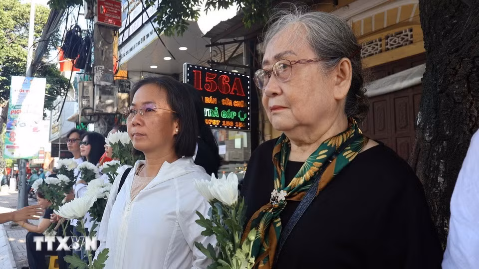 Đông đảo các tầng lớp nhân dân đứng dọc hai bên đường tiễn đưa, tưởng nhớ các Anh hùng liệt sỹ được quy tập tại Công viên Lê Thị Riêng về nơi an táng. (Ảnh: Trung Tuyến/TTXVN)