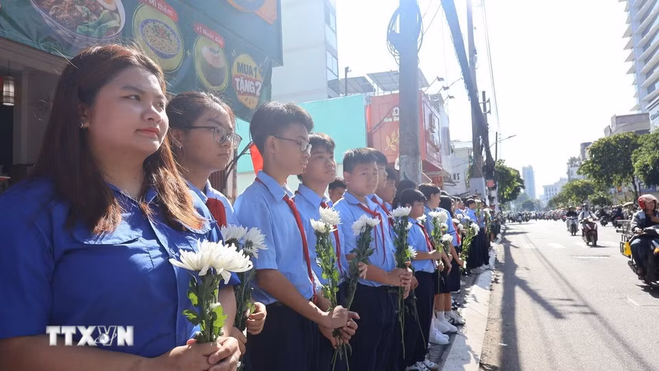 Đông đảo các tầng lớp nhân dân Thành phố Hồ Chí Minh đứng dọc hai bên đường tưởng nhớ, tri ân các Anh hùng liệt sỹ khi đoàn xe đưa hài cốt về an táng tại Nghĩa trang Liệt sỹ Thành phố. (Ảnh: Đinh Hằng/TTXVN)