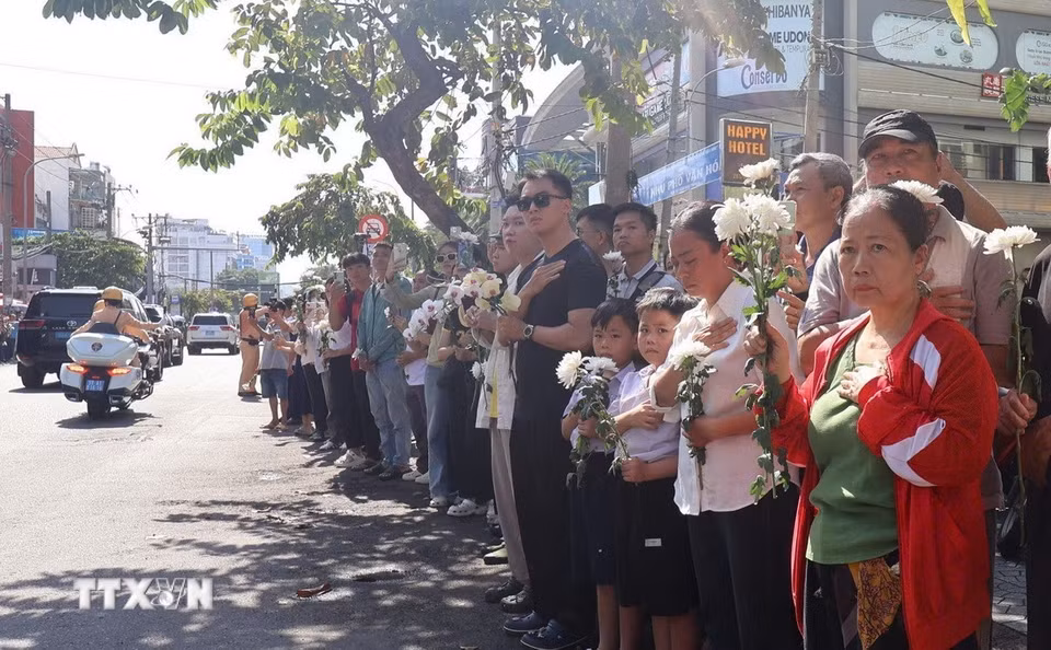 Đông đảo các tầng lớp nhân dân Thành phố Hồ Chí Minh đứng dọc hai bên đường tưởng nhớ, tri ân các Anh hùng liệt sỹ khi đoàn xe đưa hài cốt về an táng tại Nghĩa trang Liệt sỹ Thành phố. (Ảnh: Đinh Hằng/TTXVN)