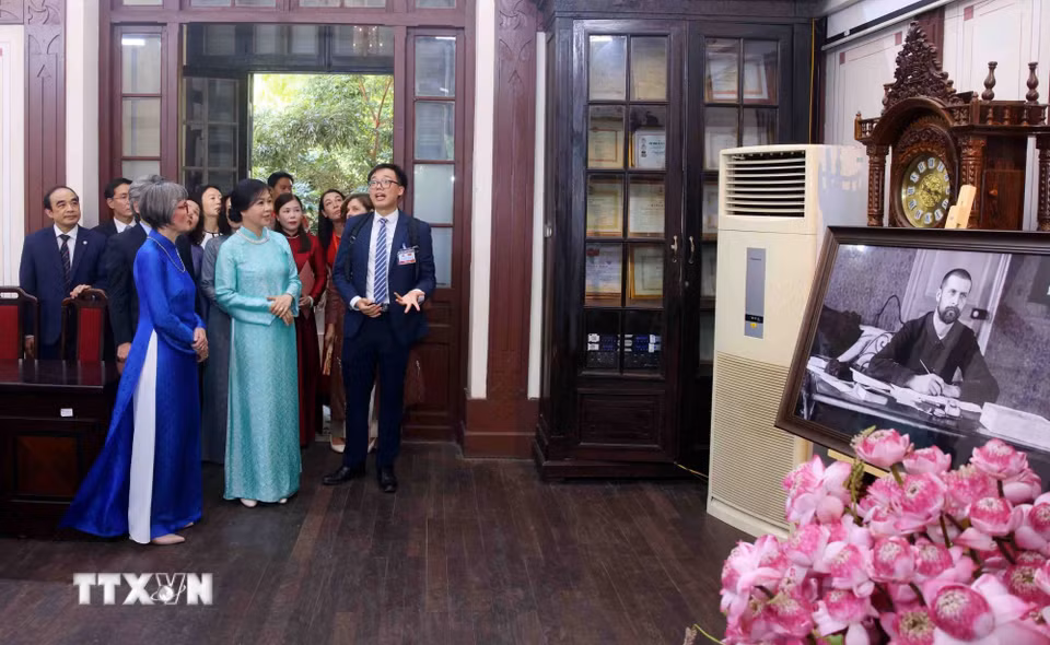 Bà Ngô Phương Ly, Phu nhân Tổng Bí thư, Chủ tịch nước Tô Lâm và bà Caroline Parmelin, Phu nhân Tổng thống Liên Bang Thụy Sĩ tham quan trường Đại học Dược Hà Nội. (Ảnh: Phạm Kiên/TTXVN)