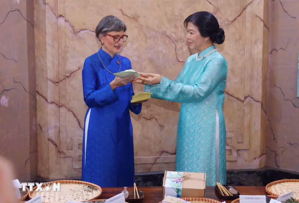 Phu nhân Ngô Phương Ly trao tặng Phu nhân Caroline Parmelin chiếc gối thảo dược do chính tay mình thực hiện, thể hiện tình cảm chân thành và sự trân trọng dành cho vị khách quý. (Ảnh: Phạm Kiên/TTXVN)