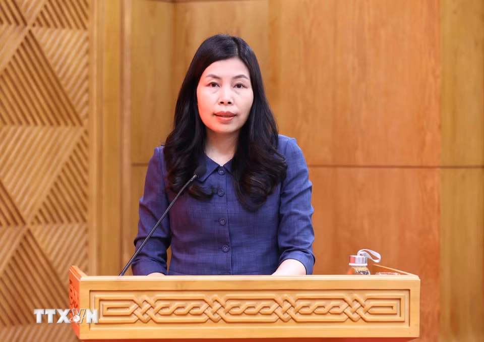 Đồng chí Đỗ Thị Trang, Ủy viên Ban Chấp hành Đảng bộ các cơ quan Đảng Trung ương và Phó Bí thư chuyên trách Đảng ủy Thông tấn xã Việt Nam, phát biểu tham luận. (Ảnh: An Đăng/TTXVN)