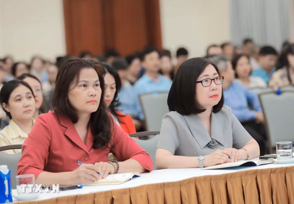 Đảng viên Đảng bộ TTXVN dự hội nghị trực tuyến tại điểm cầu trụ sở Thông tấn quốc gia (số 5, Lý Thường Kiệt). (Ảnh: Phan Phương/TTXVN)