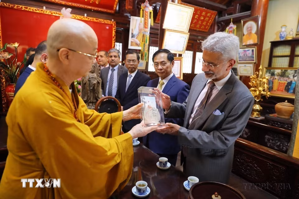 Hà Nội luôn hội tụ nhiều tinh hoa văn hóa và khẳng định là trung tâm chính trị, kinh tế, văn hóa, có vị thế quan trọng trong quan hệ quốc tế. Trong ảnh: Bộ trưởng Ngoại giao Ấn Độ Subrahmanyam Jaishankar thăm chùa Trấn Quốc tại Thủ đô Hà Nội (15/10/2023). (Ảnh: Lâm Khánh/TTXVN)