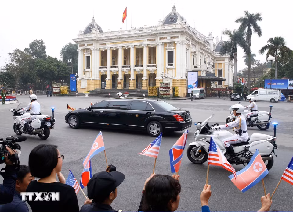 Hà Nội không chỉ là điểm đến an toàn, đáng tin cậy mà còn là “điểm hẹn” hấp dẫn các chính khách và bạn bè quốc. Trong ảnh: Đoàn xe đưa Chủ tịch Triều Tiên Kim Jong Un di chuyển qua Quảng trường Cách mạng Tháng Tám để đến gặp Tổng thống Mỹ Donald Trump, tại Hội nghị Thượng đỉnh Mỹ-Triều Tiên lần thứ hai, ngày 28/2/2019. (Ảnh: Lâm Khánh/TTXVN)