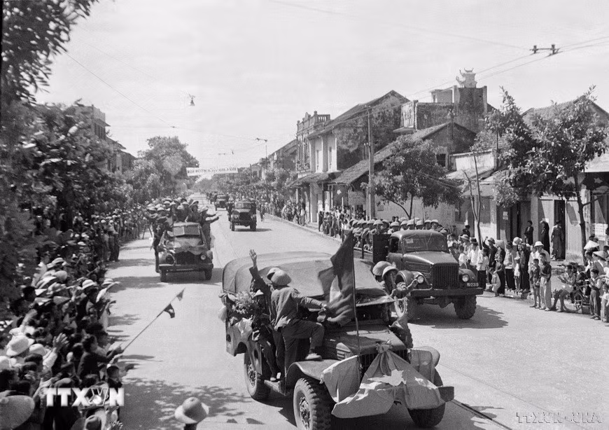 Từ 6 giờ sáng 10/10/1954, Trung đoàn Thủ đô từ Ô Cầu Giấy tiến vào cửa Nam. (Ảnh: Tư liệu TTXVN)