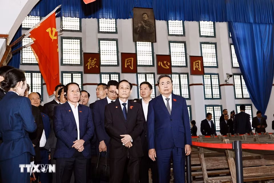 Chủ tịch Quốc hội Trần Thanh Mẫn và Đoàn đại biểu cấp cao Việt Nam tham quan Phòng họp Đại hội 7, Lầu Phi Cơ, nơi ở của Chủ tịch Mao Trạch Đông tại Khu di tích Dương Gia Lĩnh. (Ảnh: Doãn Tấn/TTXVN)