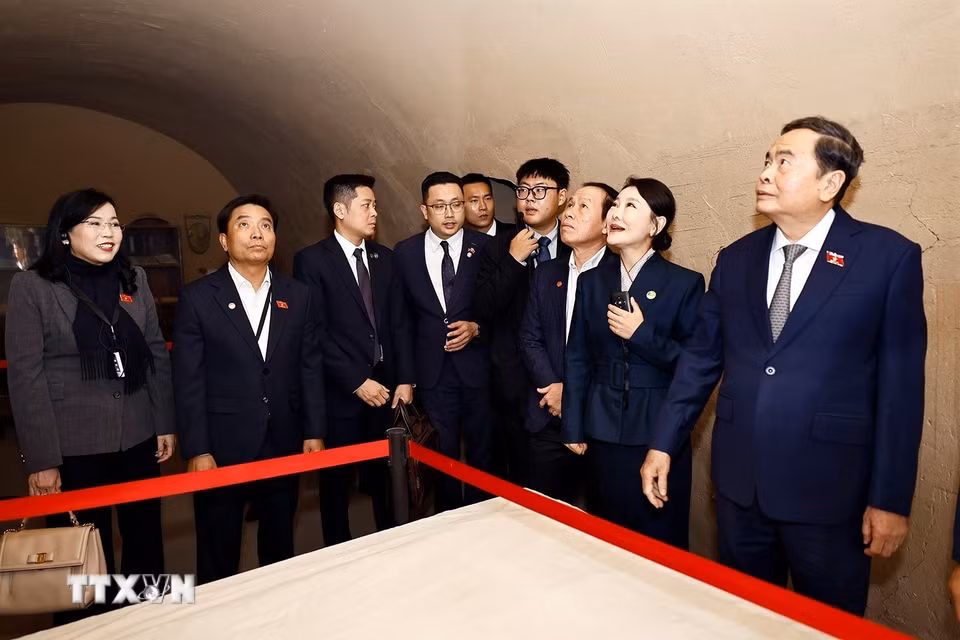 Chủ tịch Quốc hội Trần Thanh Mẫn và Đoàn đại biểu cấp cao Việt Nam tham quan Phòng họp Ban Bí thư tại Khu di tích Tảo Viên. (Ảnh: Doãn Tấn/TTXVN)