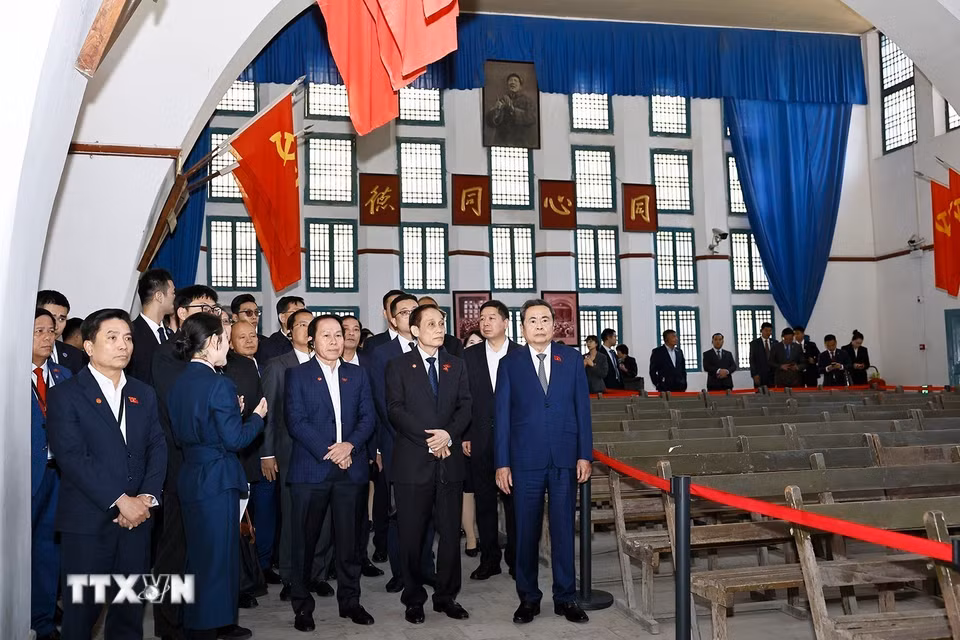 Chủ tịch Quốc hội Trần Thanh Mẫn và Đoàn đại biểu cấp cao Việt Nam tham quan Phòng họp Đại hội 7, Lầu Phi Cơ, nơi ở của Chủ tịch Mao Trạch Đông tại Khu di tích Dương Gia Lĩnh. (Ảnh: Doãn Tấn/TTXVN)