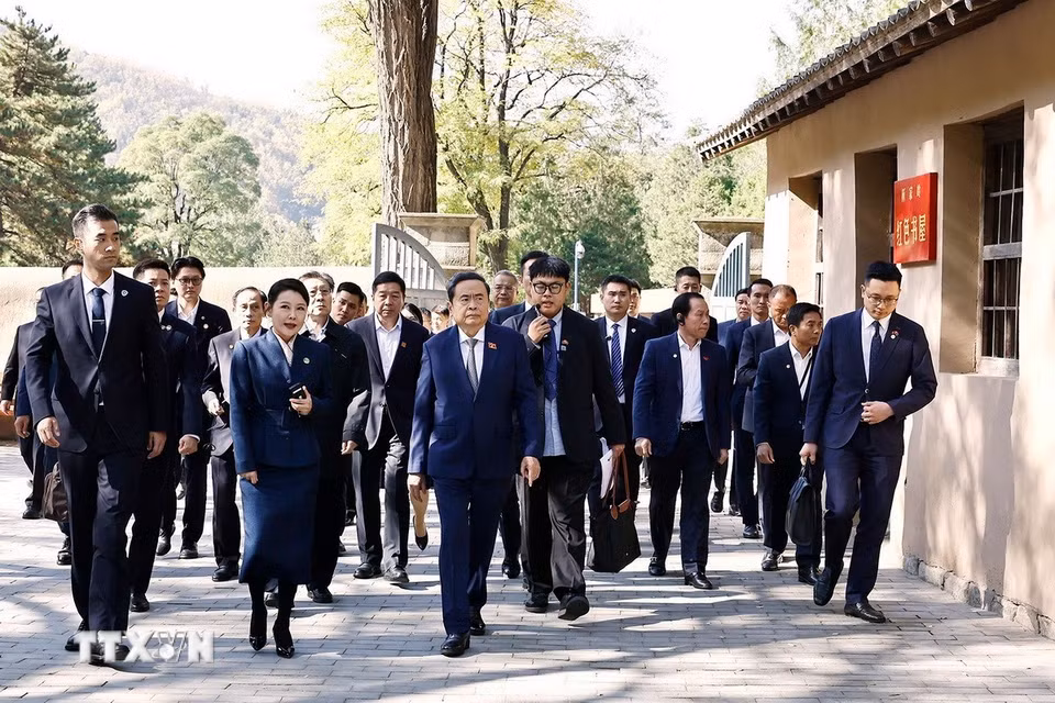 Chủ tịch Quốc hội Trần Thanh Mẫn và Đoàn đại biểu cấp cao Việt Nam tham quan Phòng họp Ban Bí thư tại Khu di tích Tảo Viên. (Ảnh: Doãn Tấn/TTXVN)