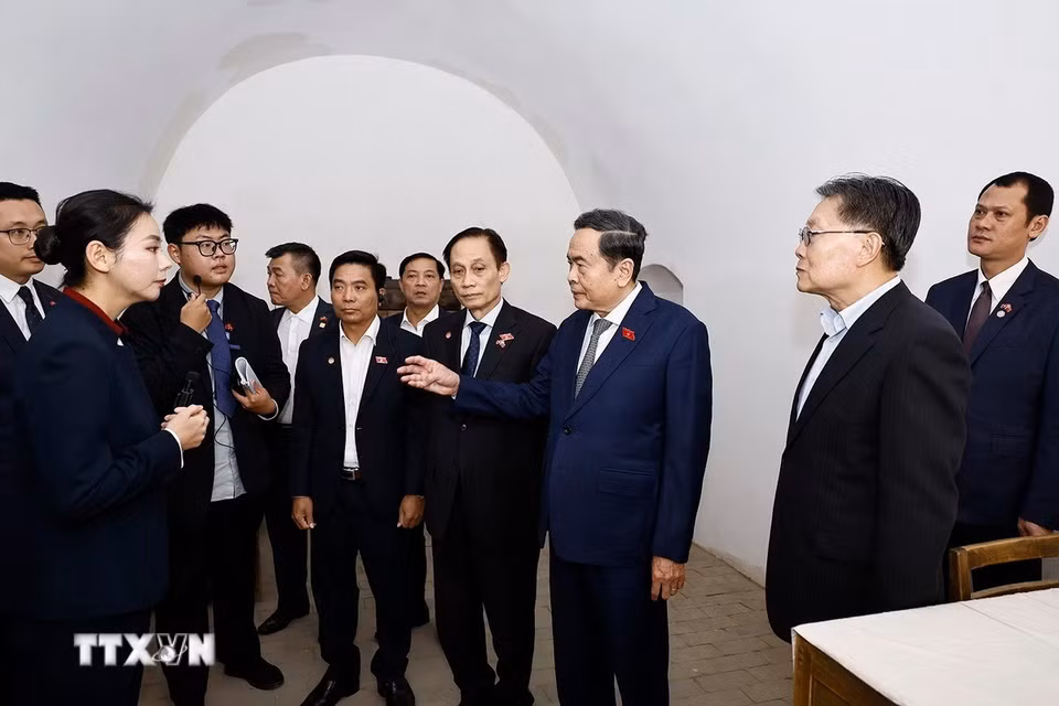 Chủ tịch Quốc hội Trần Thanh Mẫn và Đoàn đại biểu cấp cao Việt Nam thăm nơi ở của Chủ tịch Hồ Chí Minh trong thời gian hoạt động cách mạng ở Trung Quốc, tại Khu di tích Tảo Viên. (Ảnh: Doãn Tấn/TTXVN)