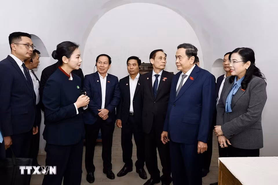 Chủ tịch Quốc hội Trần Thanh Mẫn và Đoàn đại biểu cấp cao Việt Nam thăm nơi ở của Chủ tịch Hồ Chí Minh trong thời gian hoạt động cách mạng ở Trung Quốc, tại Khu di tích Tảo Viên. (Ảnh: Doãn Tấn/TTXVN)