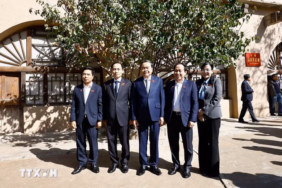 Chủ tịch Quốc hội Trần Thanh Mẫn và Đoàn đại biểu cấp cao Việt Nam thăm nơi ở của Chủ tịch Hồ Chí Minh trong thời gian hoạt động cách mạng ở Trung Quốc, tại Khu di tích Tảo Viên. (Ảnh: Doãn Tấn/TTXVN)