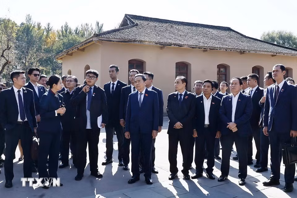 Chủ tịch Quốc hội Trần Thanh Mẫn và Đoàn đại biểu cấp cao Việt Nam tham quan Phòng họp Ban Bí thư tại Khu di tích Tảo Viên. (Ảnh: Doãn Tấn/TTXVN)