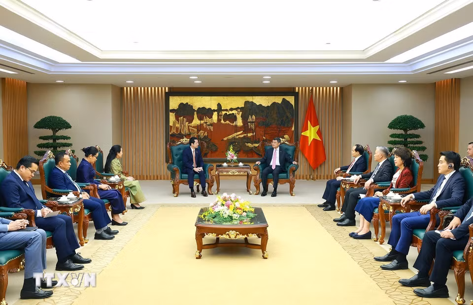 Thủ tướng Lê Minh Hưng tiếp Bộ trưởng Bộ Thanh tra Campuchia Sok Soken. (Ảnh: Dương Giang/TTXVN)