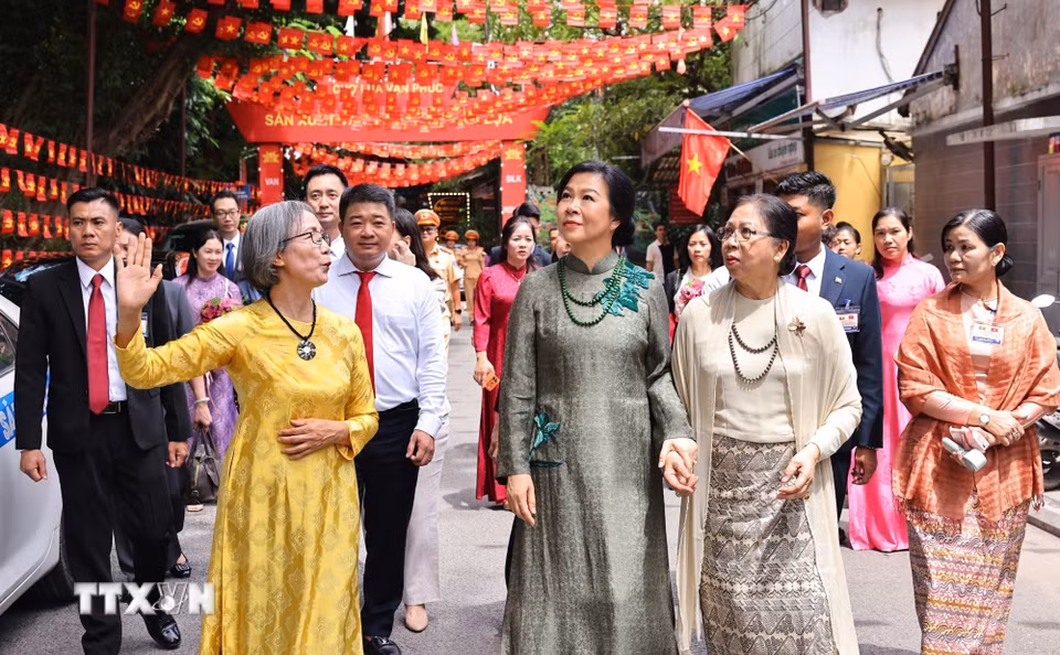 Phu nhân Ngô Phương Ly và Phu nhân Kyu Kyu Hla tham quan làng lụa Vạn Phúc. (Ảnh: Minh Đức/TTXVN)