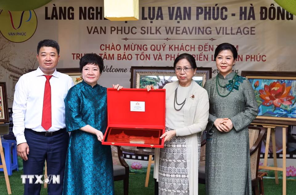 Trao tặng quà cho Phu nhân Kyu Kyu Hla tại làng lụa Vạn Phúc. (Ảnh: Minh Đức/TTXVN)