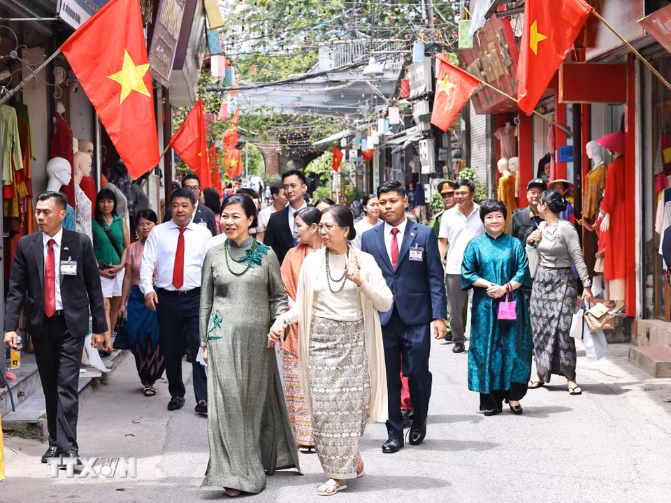 Phu nhân Ngô Phương Ly và Phu nhân Kyu Kyu Hla tham quan làng lụa Vạn Phúc. (Ảnh: Minh Đức/TTXVN)