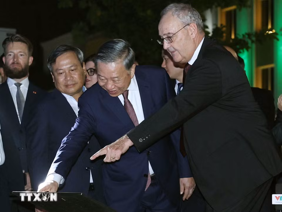 Tổng Bí thư, Chủ tịch nước Tô Lâm và Tổng thống Thụy Sĩ Guy Parmelin trao đổi về câu chuyện chiếc "Đồng hồ hoa Thụy Sĩ" khổng lồ bên hồ Hoàn Kiếm - món quà ý nghĩa của Thị trưởng thành phố Bern (Thụy Sĩ) dành tặng Thủ đô Hà Nội nhân dịp Đại lễ 1.000 năm Thăng Long-Hà Nội (năm 2010). (Ảnh: Thống Nhất/TTXVN)