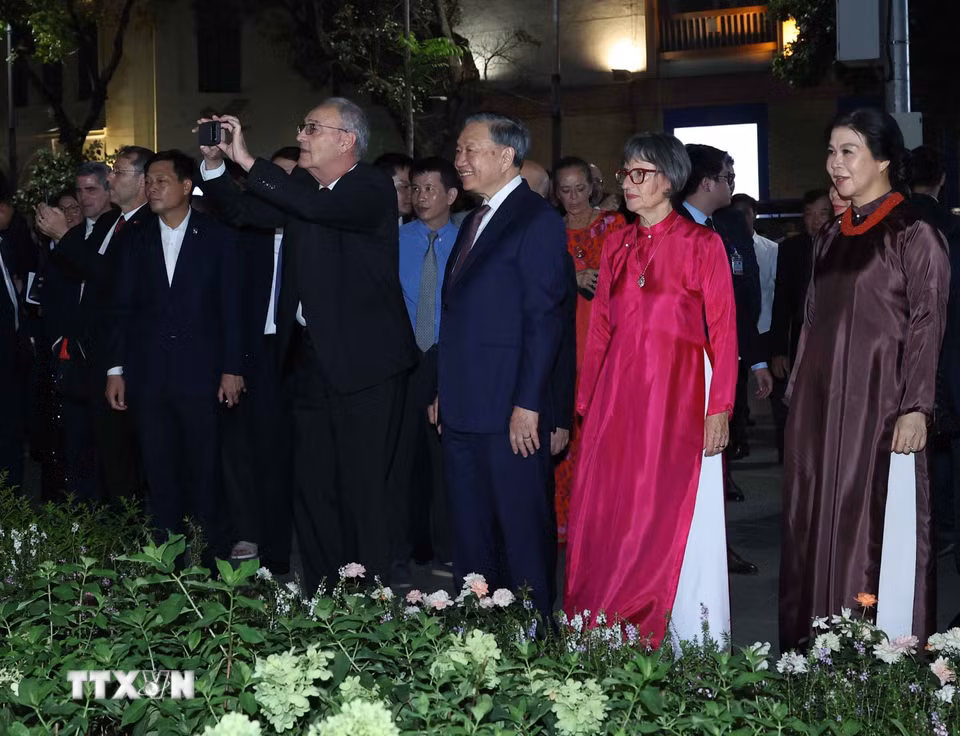Tổng thống Thụy Sĩ Guy Parmelin dùng điện thoại ghi lại những hình ảnh ấn tượng khi dạo trên phố đi bộ hồ Hoàn Kiếm. (Ảnh: Thống Nhất/TTXVN)