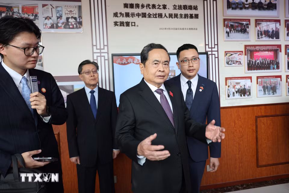 Chủ tịch Quốc hội Trần Thanh Mẫn trao đổi cách làm sáng tạo trong việc lắng nghe ý kiến quần chúng nhân dân đóng góp vào các dự thảo văn bản pháp luật. (Ảnh: Quang Hưng/TTXVN)