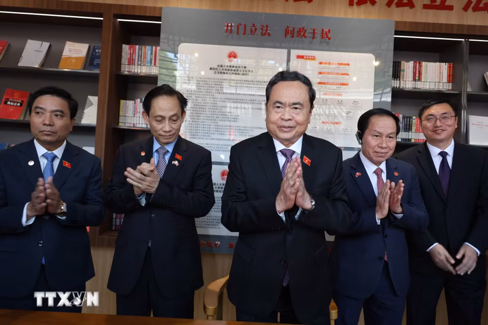 Chủ tịch Quốc hội Trần Thanh Mẫn thăm, khảo sát điểm liên lạc lập pháp Nam Ma Phòng ở quận Triều Dương. (Ảnh: Quang Hưng/TTXVN)