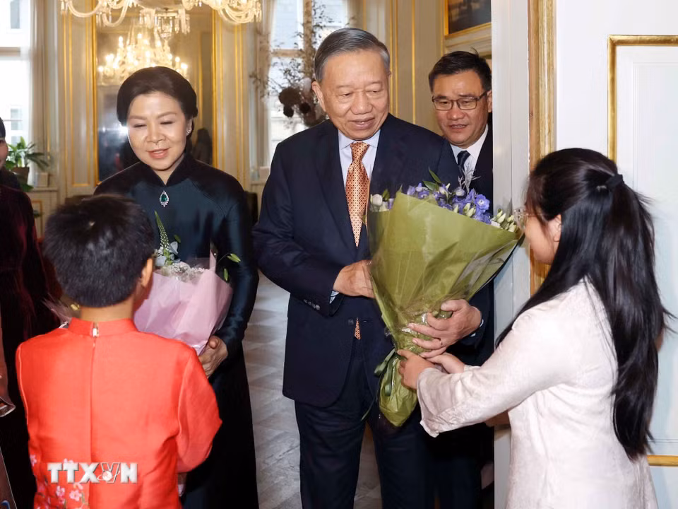 Thiếu nhi Việt Nam chào đón Tổng Bí thư, Chủ tịch nước Tô Lâm và Phu nhân dự gặp gỡ cán bộ, nhân viên Đại sứ quán Việt Nam tại Đan Mạch và cộng đồng người Việt Nam tại Đan Mạch, Iceland và Nam Thụy Điển. (Ảnh: Thống Nhất/TTXVN)