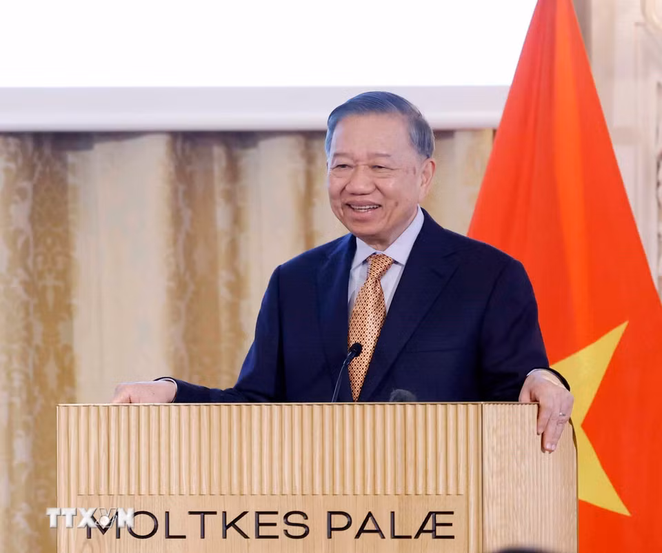 Tổng Bí thư, Chủ tịch nước Tô Lâm nói chuyện với cán bộ, nhân viên Đại sứ quán Việt Nam tại Đan Mạch và cộng đồng người Việt Nam tại Đan Mạch, Iceland và Nam Thụy Điển. (Ảnh: Thống Nhất/TTXVN)