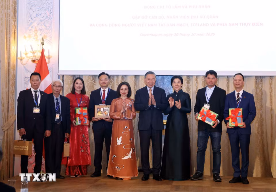Tổng Bí thư , Chủ tịch nước Tô Lâm và Phu nhân Ngô Phương Ly tặng quà và sách Tiếng Việt cho cộng đồng người Việt Nam. (Ảnh: Thống Nhất/TTXVN)