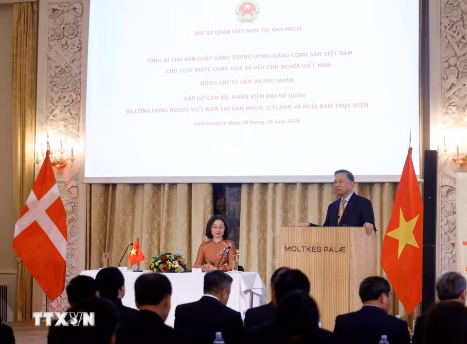 Tổng Bí thư, Chủ tịch nước Tô Lâm nói chuyện với cán bộ, nhân viên Đại sứ quán Việt Nam tại Đan Mạch và cộng đồng người Việt Nam tại Đan Mạch, Iceland và Nam Thụy Điển. (Ảnh: Thống Nhất/TTXVN)