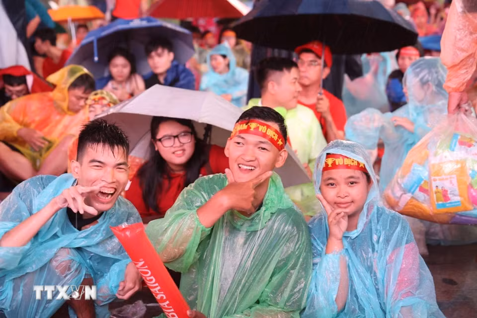 Người hâm mộ Thành phố Hồ Chí Minh hào hứng đón chờ trận chung kết lượt về Asian Cup giữa Việt Nam và Thái Lan. (Ảnh: Hồng Đạt/TTXVN)