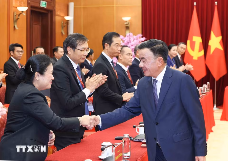 Thường trực Ban Bí thư Trần Cẩm Tú với thành viên Đoàn cán bộ cấp cao Đảng Nhân dân Cách mạng Lào. (Ảnh: Phương Hoa/TTXVN)
