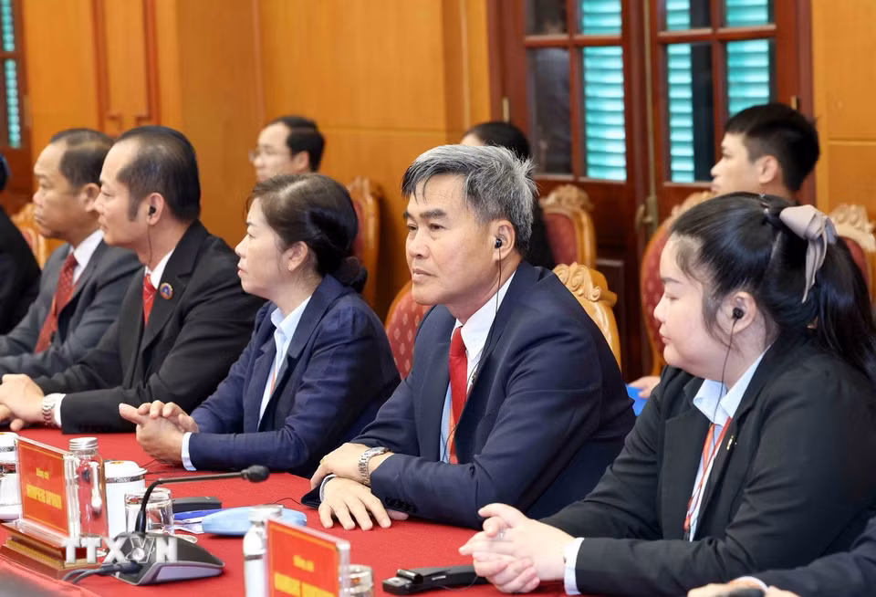 Đoàn cán bộ cấp cao Đảng Nhân dân Cách mạng Lào tại buổi tiếp. (Ảnh: Phương Hoa/TTXVN)