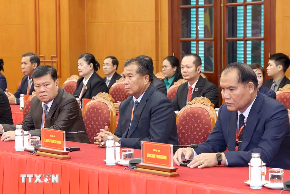 Đoàn cán bộ cấp cao Đảng Nhân dân Cách mạng Lào tại buổi tiếp. (Ảnh: Phương Hoa/TTXVN)