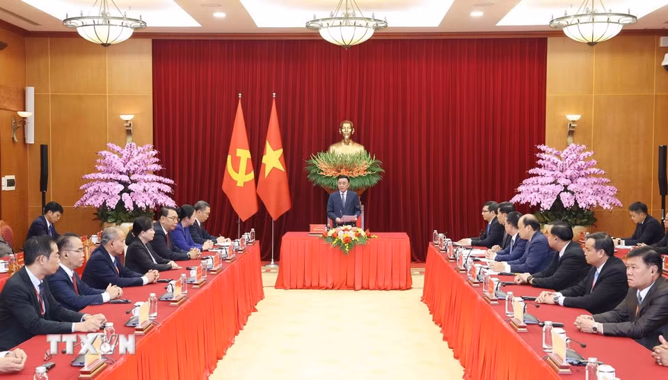 Thường trực Ban Bí thư Trần Cẩm Tú tiếp Đoàn cán bộ cấp cao Đảng Nhân dân Cách mạng Lào. (Ảnh: Phương Hoa/TTXVN)