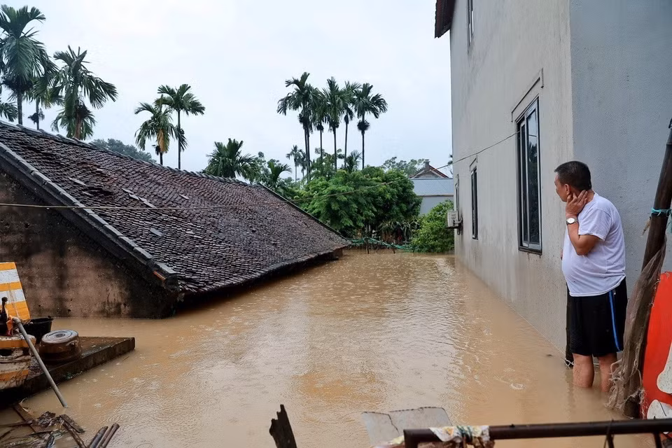 Nước lũ bao vây nhà dân tại xã Quảng Bị. (Ảnh: Phạm Tuấn Anh/TTXVN)