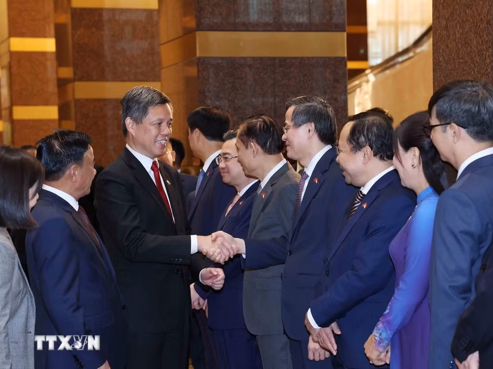 Thường trực Ban Bí thư Trần Cẩm Tú giới thiệu thành viên đoàn cấp cao Việt Nam với Phó Tổng Thư ký Đảng Hành động Nhân dân Singapore, Bộ trưởng Bộ Quốc phòng kiêm Bộ trưởng Điều phối dịch vụ công Chan Chun Sing. (Ảnh: Phương Hoa/TTXVN)