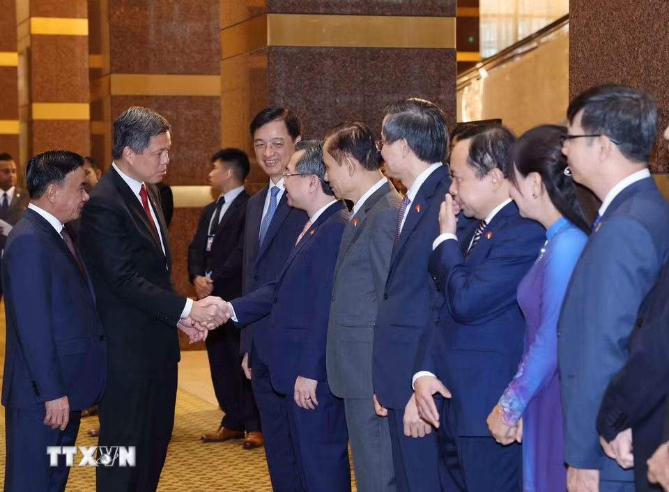 Thường trực Ban Bí thư Trần Cẩm Tú giới thiệu thành viên đoàn cấp cao Việt Nam với Phó Tổng Thư ký Đảng Hành động Nhân dân Singapore, Bộ trưởng Bộ Quốc phòng kiêm Bộ trưởng Điều phối dịch vụ công Chan Chun Sing. (Ảnh: Phương Hoa/TTXVN)