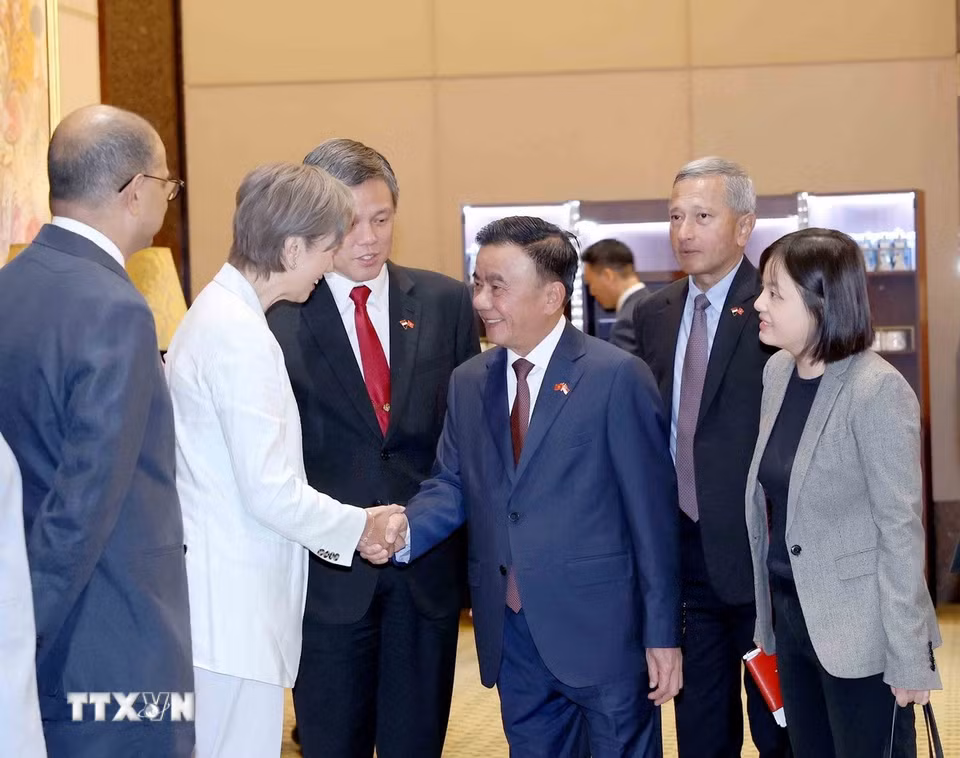 Thường trực Ban Bí thư Trần Cẩm Tú với thành viên đoàn Singapore. (Ảnh: Phương Hoa/TTXVN)