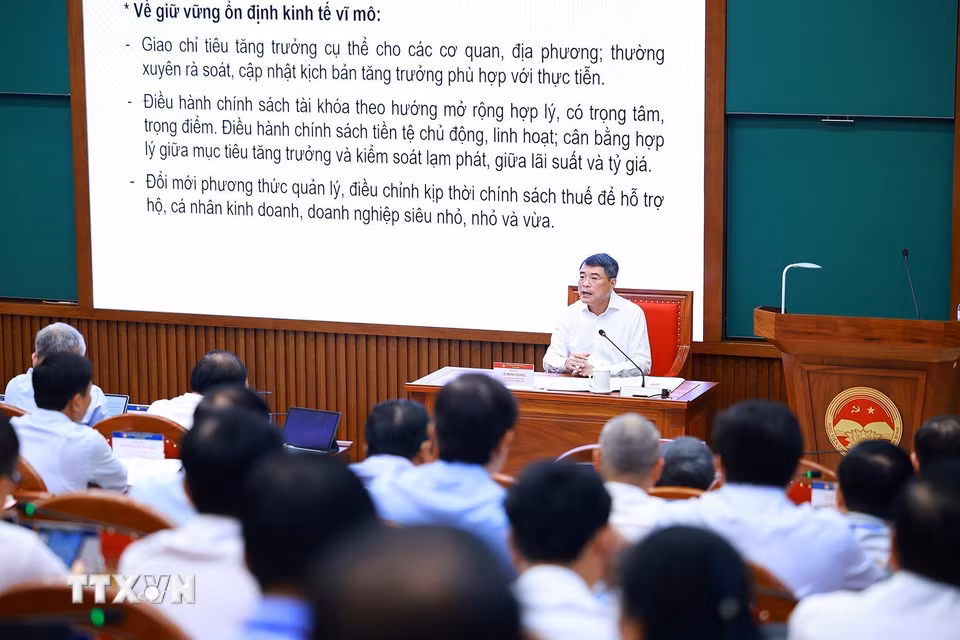 Thủ tướng Lê Minh Hưng trao đổi Chuyên đề: “Nâng cao năng lực điều hành của Chính phủ, tạo đột phá mạnh mẽ cho phát triển nhanh, bền vững và tăng trưởng hai con số." (Ảnh: Dương Giang/TTXVN)